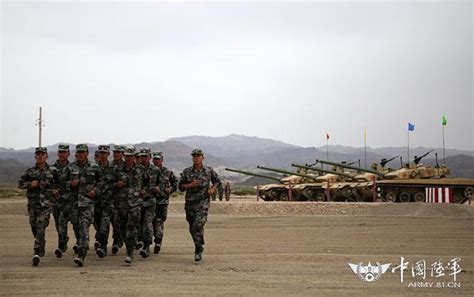 新疆軍區某裝甲團組織坦克駕駛員技能強化訓練 每日頭條