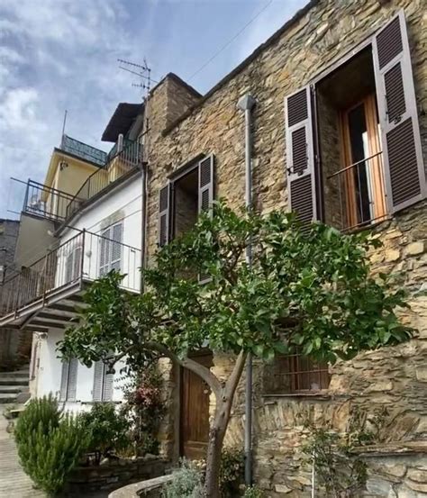 Casa di paese in vendita in via Camillo Benso Conte di Cavour Prelà