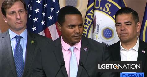 Demócrata gay presenta resolución para censurar a George Santos