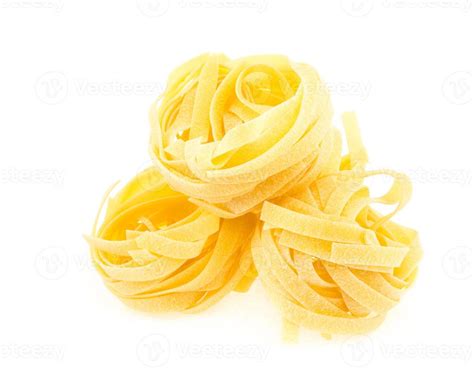 Nido Fettuccine Pasta Italiana Aislado Sobre Fondo Blanco Foto