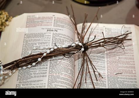 Keene California Una Biblia Abierta En El Evangelio De Juan Sobre Un