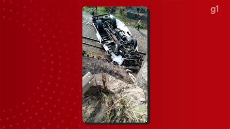 Caminhão cai em cima de linha férrea e ramal Cajueiro Seco Cabo do VLT