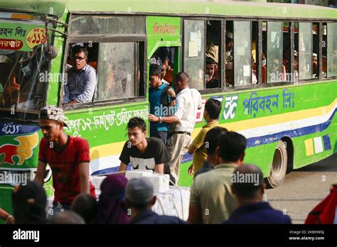 Dhaka Bangladesh November 3 2022 Bangladeshi People Try To Ride In Of An Overcrowded Bus To