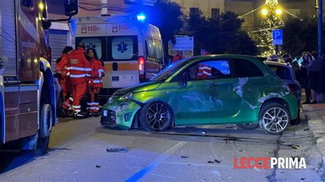 Schianto su unauto parcheggiata la 500 Abarth si ribalta più volte