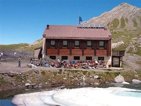 Rifugi E Siccit Sulle Alpi Occidentali C Chi Sceglie Di Aprire In