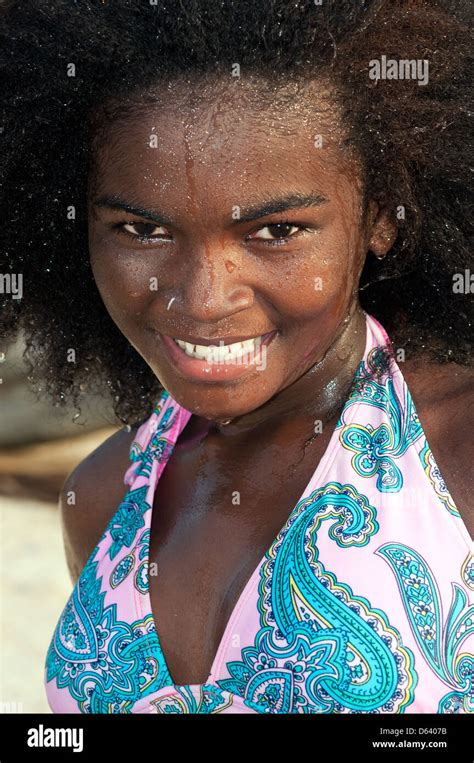 Jeune Femme Sur La Plage De Ambatoloaka Nosy Be Madagascar Photo