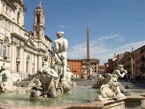 Piazza Navona Danneggiata La Recinzione Della Fontana Del Moro