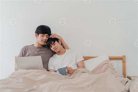 Pareja De Hombres Gay Asi Ticos Usando Computadora Port Til Y Tomando Caf En Casa Moderna