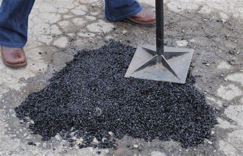 82 Year Old Joburg Resident Spends His Spare Time Fixing Potholes