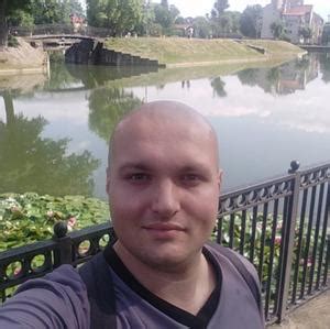 Виктор, 27 лет, по знаку зодиака Близнецы хочет познакомиться с ...