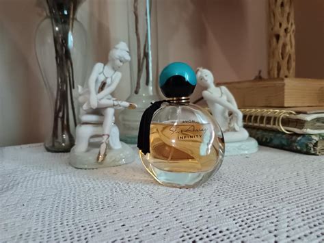 Far Away Infinity Avon perfume a fragrância Feminino 2016