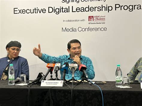 Dasar Gaji Progresif Ditambah Dalam Belanjawan Rafizi Media