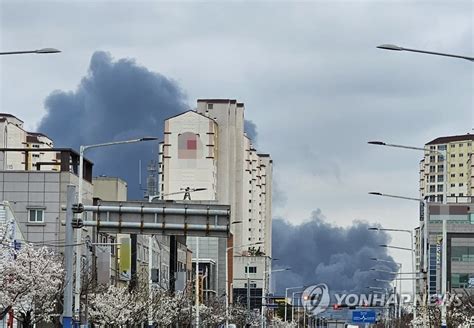 부산 녹산산단 제조공장서 불대응 1단계 발령 진화 중 연합뉴스