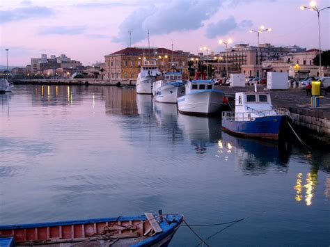 Siracusa, pesci morti al Porto piccolo: colpa di un venditore abusivo