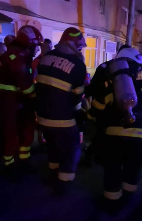 Bărbat salvat pe ultima sută de metri din incendiul din centrul