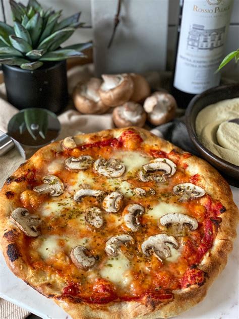 Pizza Met Champignons En Tomatensaus Familie Over De Kook