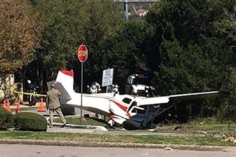 3 killed as small plane crashes into mobile home in Florida