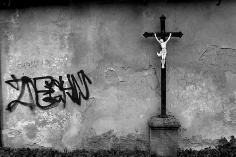 2560x1440 Wallpaper Black And White Cross Statue Peakpx