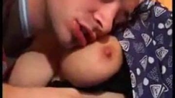 Babcia z wielkimi cyckami pokazuje jak to się robi Porn