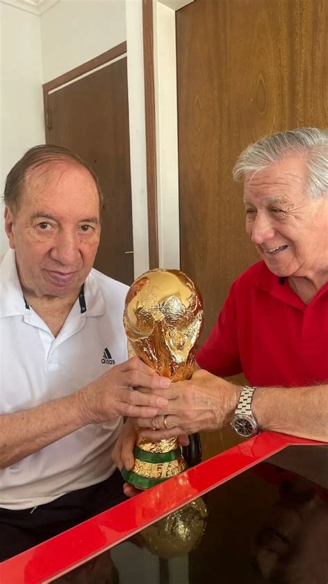 La Emotiva Foto De Carlos Bilardo Y Pacham Con La Copa Del Mundo