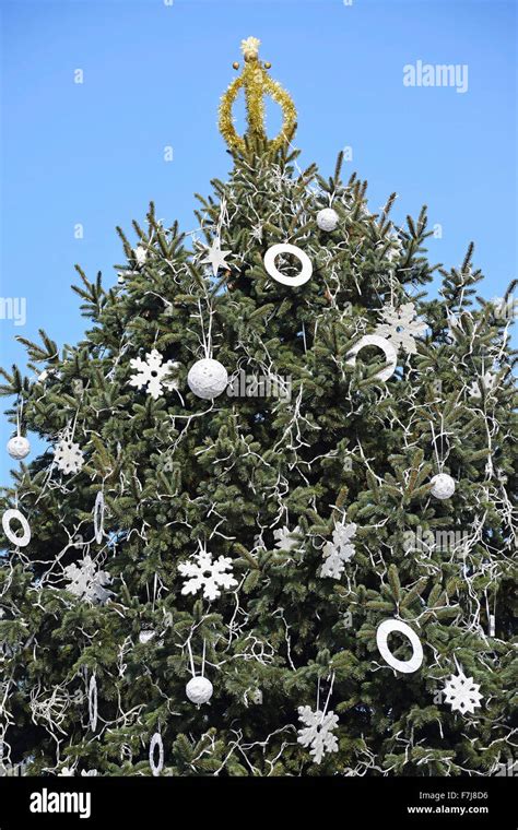 Weihnachtsbaum Mit Ornamenten Fotos Und Bildmaterial In Hoher