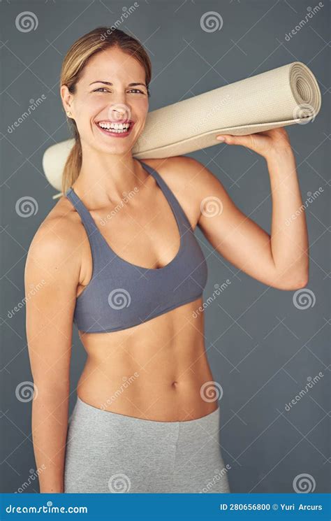 Mujer Feliz Fitness Y Retrato Sonrisa Con Yoga Para Ejercicio O Cuerpo