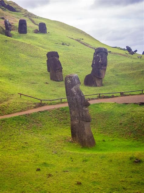 Vulcano Di Rano Raraku La Cava Del Moai Con Molte Statue Incompiute