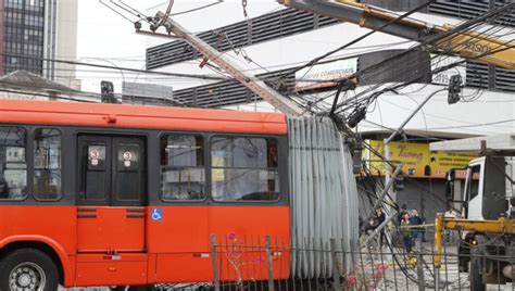 Acidente ônibus em Curitiba deixa 2 mil domicílios sem luz