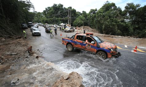 Trecho Da Rio Santos Liberado E Turistas Enfrentam Congestionamento