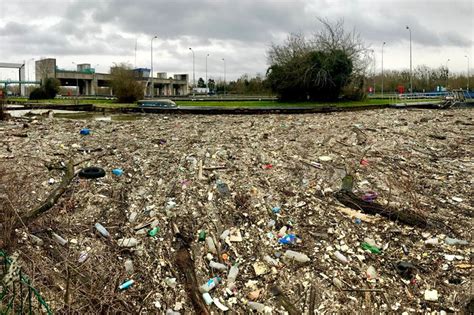 Crue de la Seine une écluse des Yvelines se transforme en mer de détritus