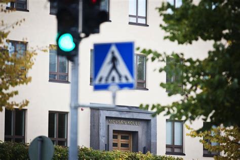 Tumma Farmari Volvo T Rm Si Suojatiell Ja Pakeni Paikalta Uhri Sai