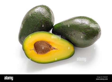 Zwei Ganze Und Halbe Avocado Isoliert Auf Weiss Stockfotografie Alamy