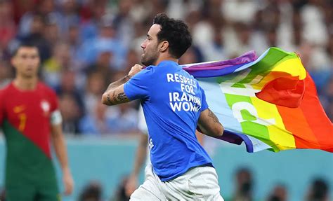 Fußball WM Flitzer mit Regenbogenflagge sorgt im Stadion in Katar für