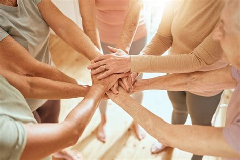 Femme âgée Mains Ensemble Et Travail D équipe Dans La Salle De Gym Pour