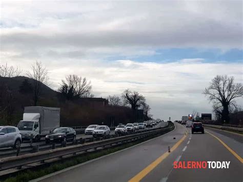 Incidente Tra Auto Sul Raccordo Salerno Avellino Traffico In Tilt