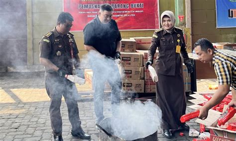 Kejaksaan Negeri Kota Pekalongan Musnahkan Ribuan Liter Oli Palsu