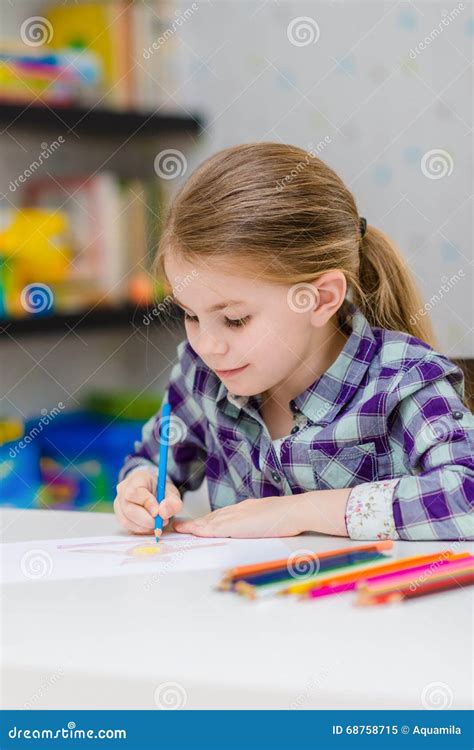 Leuk Glimlachend Meisje Met Blonde Haarzitting Bij Lijst En Tekening Met Multicolored Potloden
