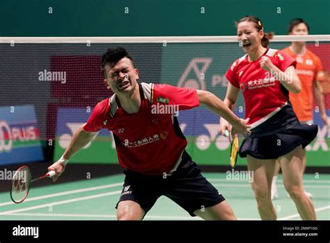 China S Zheng Si Wei Left And Huang Ya Qiong Celebrate After