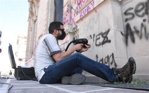 Retiran con láser pintas realizadas durante la marcha del 8M en Palacio