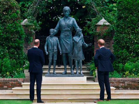 William Y Harry Inauguran Estatua De La Princesa Diana Dinero En Imagen