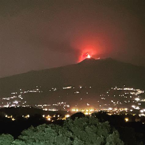 Anche L Etna Celebra L Italia In Finale Agli Europei Forte Eruzione