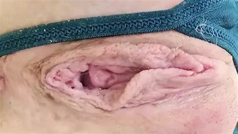 Une Milf Fran Aise Sexy Avec Un Corps De Maman Parfait Et De Gros Seins Naturels Se Caresse Et