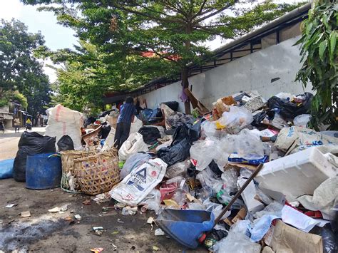 Volume Sampah Di Cimahi Meningkat Pasca Lebaran Pasar Dan Alun Alun