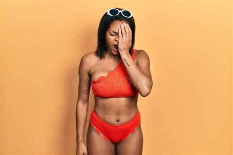 Jovencita Afroamericana Usando Bikini Bostezando Con La Mitad De La Cara Y La Boca Con La Mano
