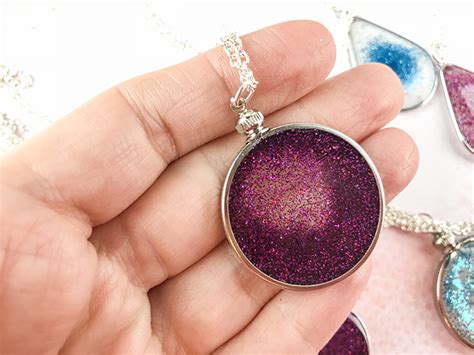 Diy Floating Glitter Necklace Use Glitter Resin To Make This