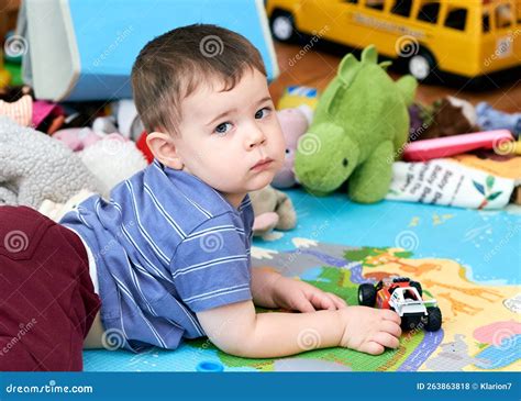 Menino Bonitinho Fazendo Um Slide Para Seus Carros De Brinquedo Foto De