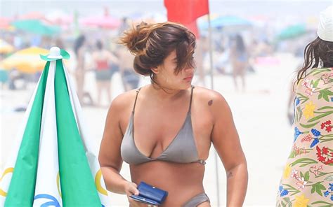 E M Dia De Sol Forte Giulia Costa Renova O Bronzeado Na Praia