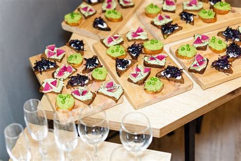 Vassoio Di Legno Di Aperitivi Vegetariani Sul Tavolino Da Salotto Del