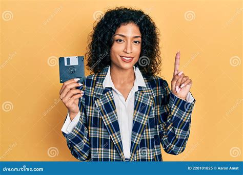 Joven Latina Sosteniendo Disquera Sorprendida Con Una Idea O Pregunta Señalando Con La Cara