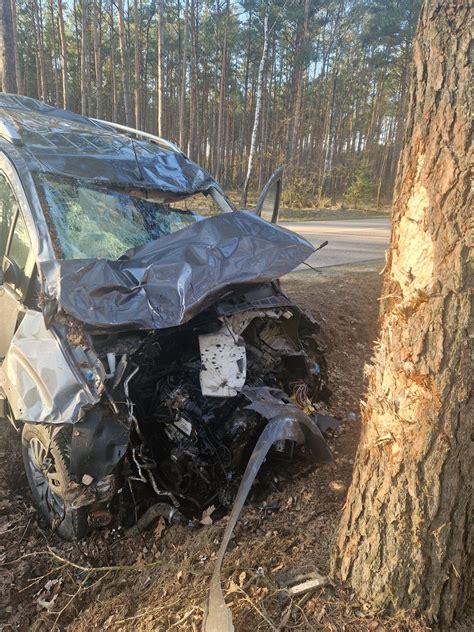 Tragiczny wypadek z udziałem motocykla i osobówki Zginął 45 letni